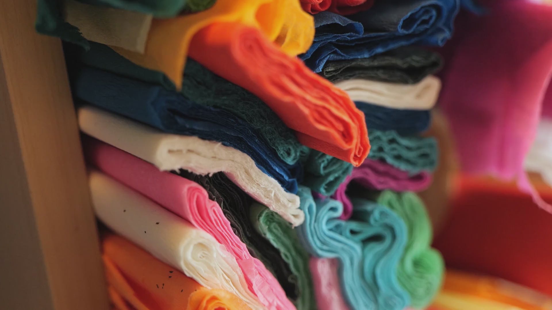 Charger la vidéo : Chaque box est imaginée, fabriquée et emballée avec amour 💛Découvrez le bonheur dans les yeux des enfants quand ils l’ouvrent pour la première fois ✨